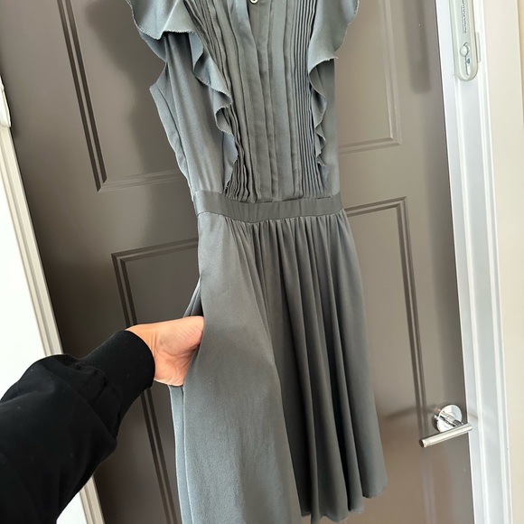 Chic and Charming: Banana Republic Dress | Size 0 | Knee Length | Sleeveless - Picture 4 of 4